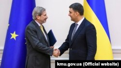 Єврокомісар Йоханнес Ган і прем’єр-міністр України Володимир Гройсман