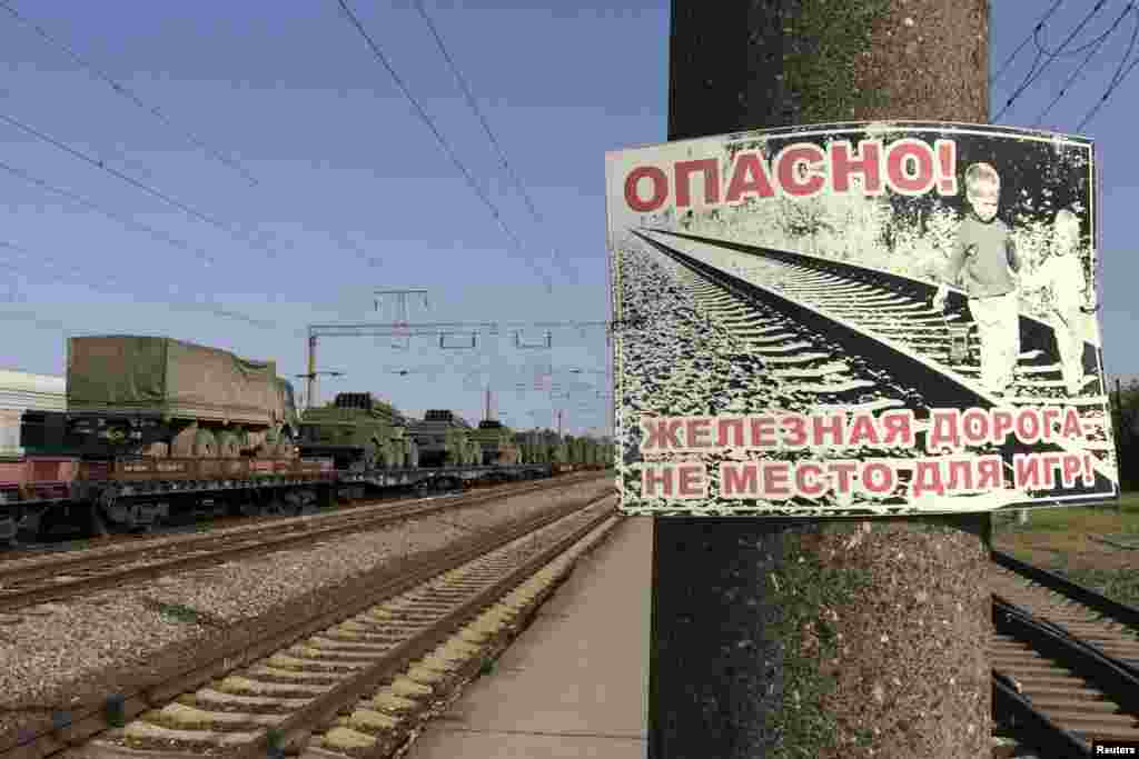 Поїзд перевозить ракетні установки і військову техніку в сторону російсько-українського кордону через місто Матвєєв Курган, Ростовська область, 25 травня 2015 року &nbsp;