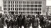 Nicolae Ceauşescu în vizită la Fabrica de confecţii Bucureşti. (27 mai 1970) Fototeca online a comunismului românesc; cota 59/1970