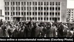 Nicolae Ceauşescu în vizită la Fabrica de confecţii Bucureşti. (27 mai 1970) Fototeca online a comunismului românesc; cota 59/1970