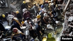 Echipe de salvare căutând prin moloz la Cali, Columbia, pe 10 august 2026