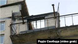 Балкон квартири на дев'ятому поверсі, яка повністю згоріла