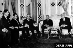 دولتمردان ارشد سوریه در ۱۹۶۳؛ از جمله رئیسجمهور وقت امین الحافظ و نخستوزیر وقت صلاحالدین بیطار. بیطار در ۱۹۸۰ در پاریس به قتل رسید