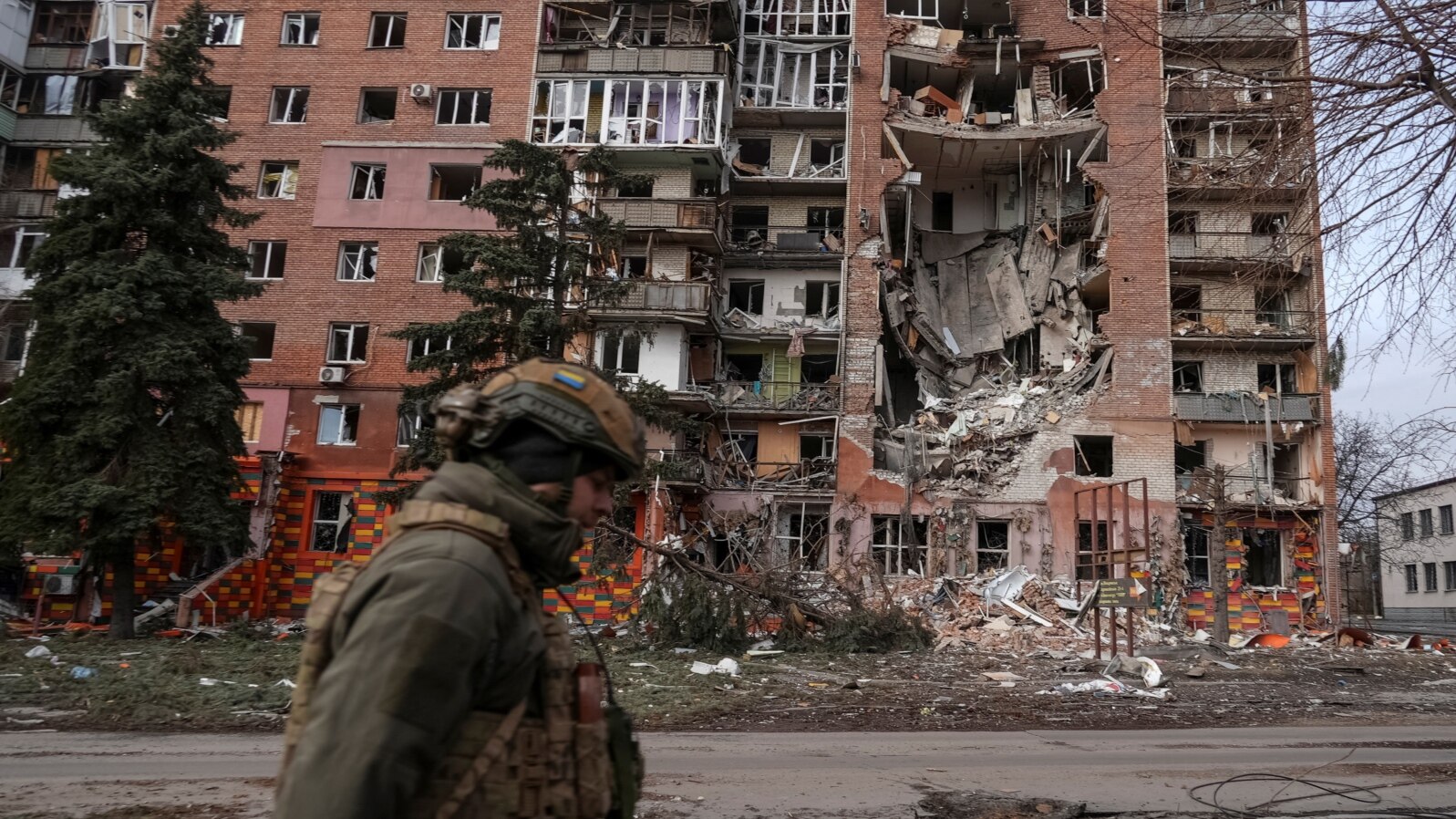 Украинский военнослужащий проходит мимо жилого дома, поврежденного в результате российских ударов по городу Покровск Донецкой области, 6 марта 2025 года
