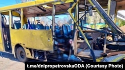 Ostaci gradskog autobusa kojeg je pogodio ruski dron u gradu Nikopolju, u Dnjepropetrovskoj oblasti, Ukrajina, 7. aprila 2026.