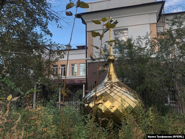 Тот самый колокол, а за ним здание лаборатории