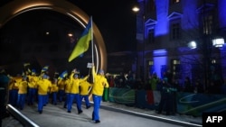 Vladislav Heraskevici, conducând echipa celor 46 de sportivi ucraineni care participă la Jocurile Olimpice de iarnă 2026, în timpul ceremoniei de deschidere, la Cortina d'Ampezzo, pe 6 februarie 2026