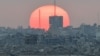 Газадағы қираған үйлер мен ұясына батып бара жатқан күн. Израиль жақтан түсірілген сурет. 1 шілде, 2025 жыл.