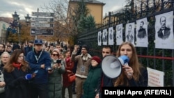 Bivši učenik gimnazije Vukašin Đinović obratio se okupljenima ispred škole, 2. decembar 2024.