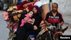 Sute de mii de palestinieni au plecat din Rafah în ultimele zile, după întețirea operațiunilor militare israeliene din orașul aflat la extremitatea sudică a Fâșiei Gaza. Mulți dintre ei se refugiază a doua și chiar a treia oară de la începerea războiului, în octombrie. 