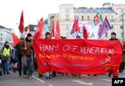 Дэманстранты ў Вене (Аўстрыя) нясуць транспарант «Рукі прэч ад Вэнэсуэлы». Мітынг арганізавала «Антыімпэрыялістычная каардынацыя» (Antiimperialistische Koordination – AIK)
