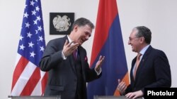 Armenia - Foreign Minister Zohrab Mnatsakanian (R) and U.S. Deputy Assistant Secretary of State George Kent are about to sign an agreement after the first session of U.S.-Armenia Strategic Dialouge in Yerevan, May 7, 2019.