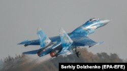 Ҳавопаймои Су-24 аз неруҳои Украина. Акс аз бойгонист.