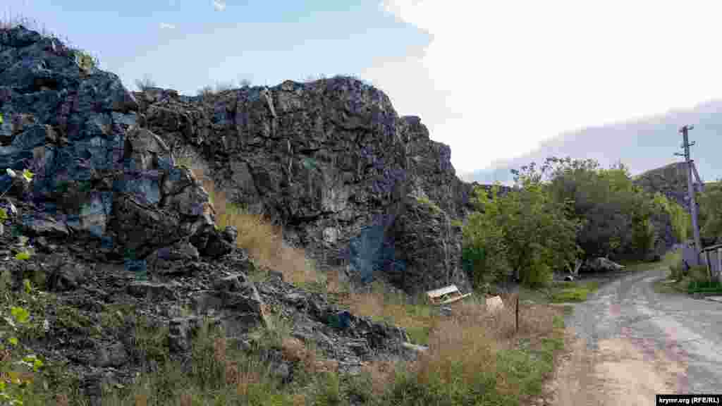 Руины обнаженной лавы нависают над дорогой в садовом товариществе &laquo;Горняк&raquo;&nbsp;
