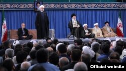 حسن روحانی روز چهارشنبه در حضور آیت‌الله خامنه‌ای سخنرانی می‌کرد