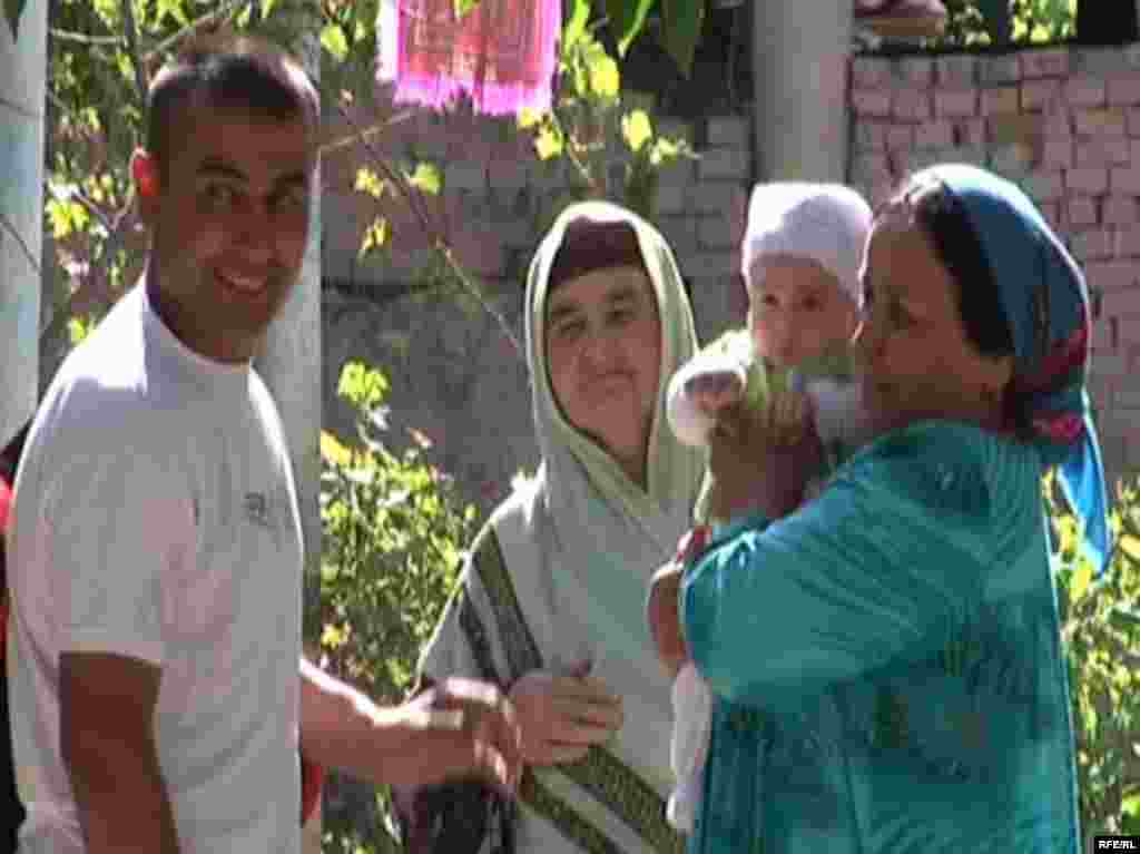Tajikistan -- Umed and his mother Firuza, Dushanbe-Moscow train for Shakirov migrant story, Jun2009 - Tajikistan -- Umed and his mother Firuza, Dushanbe-Moscow train for Shakirov migrant story, Jun2009 