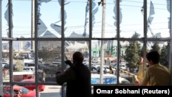 Razbijena stakla nakon napada bombaša samoubice u Kabulu, 21. april 2021. 