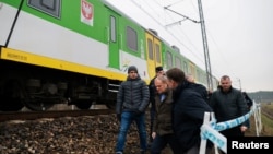 Kryeministri polak, Donald Tusk, duke shikuar dëmin në shinat e trenit në linjën Varshavë-Lublin. 17 nëntor 2025. 
