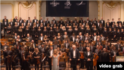 Dirijorul și pianistul Justus Franz cu orchestra sa Filarmonica Națiunilor