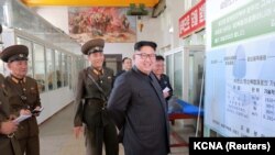 Ким Чен Ын посещает химический институт министерства обороны КНДР, август 2017 года.