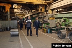 Așa-zisul ministru al Economiei din regiunea transnistreană, Serghei Obolonic, în vizită la uzina Electromaș în martie, una din întreprinderile afectate de criza economică și energetică din regiune.