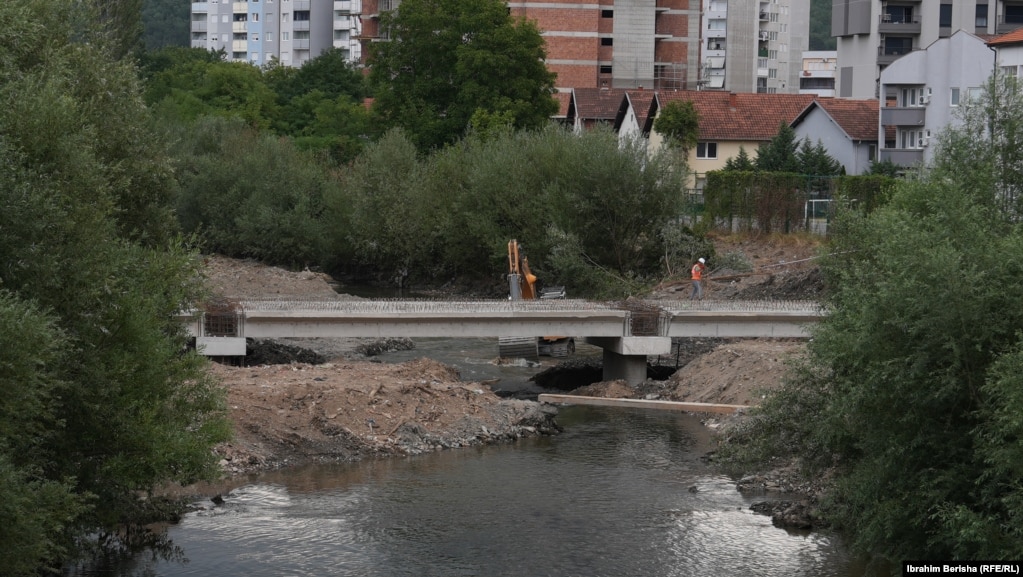 Ura e re që po ndërtohet shumë pranë urës kryesore mbi lumin Ibër.