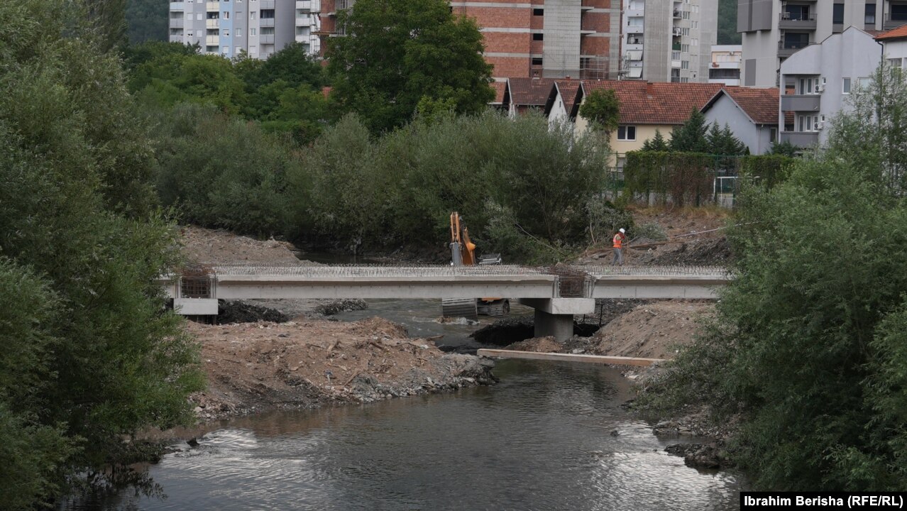 Ura e re që po ndërtohet shumë pranë urës kryesore mbi lumin Ibër.