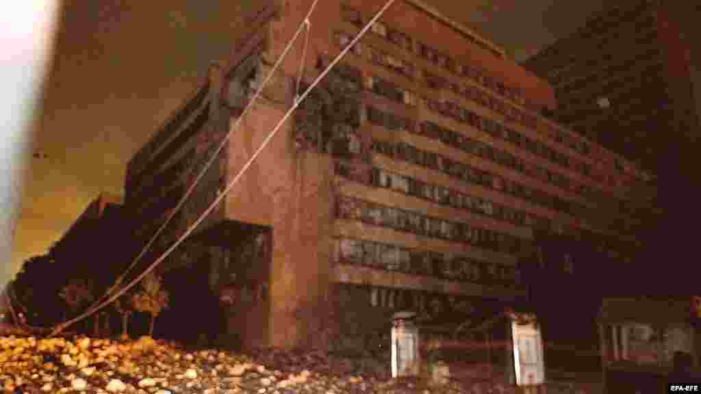 A főhadiszállás, közvetlenül a NATO-csapás után. Az épület a támadás idején üres volt, de a jelentések szerint két ember meghalt az utcán. Kilenc nappal később az objektumot újabb találálat érte