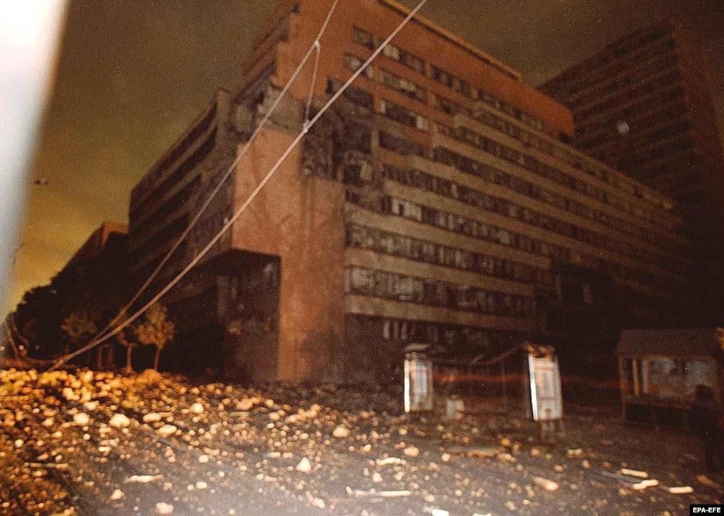 Ndërtesa e Shtabit të Përgjithshëm, menjëherë pas sulmeve të kryera nga NATO-ja në prill të vitit 1999. Në ndërtesë nuk ka pasur njerëz, mirëpo dy njerëz janë vrarë në rrugën në afërsi. Ndërtesa është goditur sërish nëntë ditë më vonë, në disa sulme të ndara.
