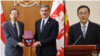 მიხეილ ყაველაშვილი ჩინეთის ელჩის მოვალეობის შემსრულებელთან ერთად და ჩინეთის ყოფილი ელჩი ჭოუ ციენი (მარჯვნივ)