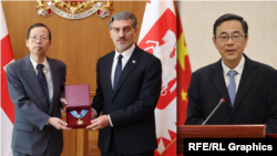 მიხეილ ყაველაშვილი ჩინეთის ელჩის მოვალეობის შემსრულებელთან ერთად და ჩინეთის ყოფილი ელჩი ჭოუ ციენი (მარჯვნივ)