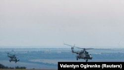 Пара українських Мі-8 йде на надмалій висоті наприкінці серпня 2014, Луганщина