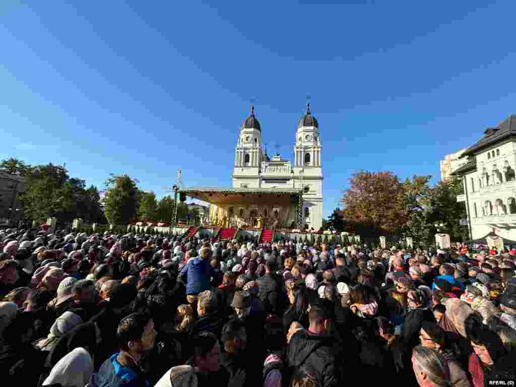 Mii de oameni ascultă slujba Sfintei Liturghii. La rând așteaptă alți 45.000 de pelerini să se închine la racla Cuvioasei. Prima menţiune în limba română despre Sf. Parascheva datează din 1643 și provine din &bdquo;Cartea românească de învăţătură a Mitropolitului Varlaam al Moldovei&rdquo;.&nbsp;&nbsp;