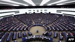 Члени Європейського парламенту беруть участь у голосуванні під час пленарного засідання в Європейському парламенті в Страсбурзі, Франція, 13 березня 2024 року