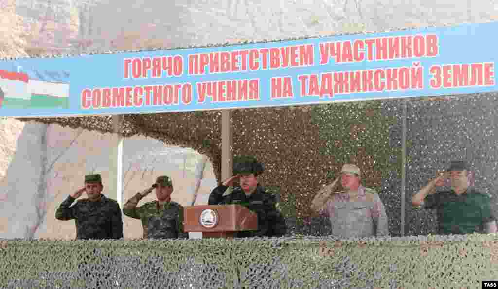 Міністр оборони Таджикистану Шералі Мірзо (посередині) та командир Центрального військового округу Росії Олександр Лапін (другий праворуч) спостерігають за спільними навчаннями