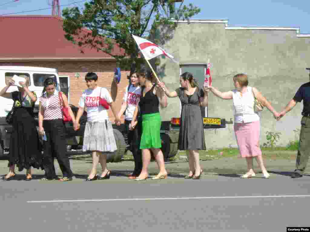 "Живая цепь". Акция Stop Russia в Поти, 1 сентября 2008