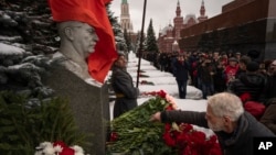 Возложение цветов к бюсту Сталина у Кремлевской стены в Москве, 5 марта 2023 года