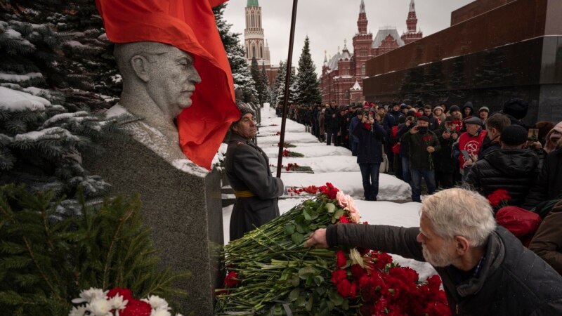 «Тиран умер, но дело его живет». Рунет сравнивает Путина со Сталиным