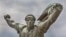 A Tanácsköztársasági emlékmű részlete, Kiss István szobrászművész 1969-ben készült alkotása a Memento Parkban, más néven Szoborpark Múzeumban. A szobor 1992-ig a XIV. kerületi Felvonulási téren állt.
