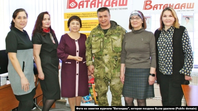 Ramil Ulmasbaev në një takim me stafin e revistës Vatandash. Foto nga një artikull i fshirë nga botimi.