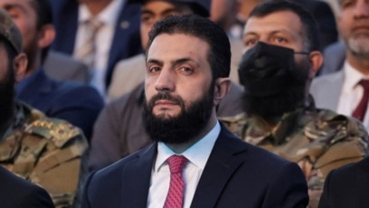 Тігілген кискалары бар қыздар