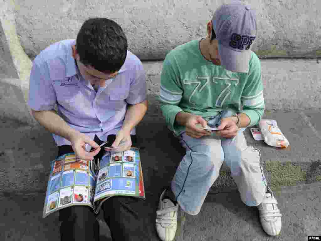 Atmosfera Svjetskog prvenstva u fudbalu 2010. već se osjeća na beogradskim ulicama. Kod Terazijske česme okupljaju se građani svih uzrasta razmjenjujući samoljepljive sličice za svoje albume. Foto: Vesna Anđić 