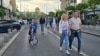 Cele mai recente sondaje, la momentul publicării acestui articol, indicau o luptă strânsă între cei doi candidați pentru scrutinul din 18 mai. O prezență la vot mare îl favorizează pe Nicușor Dan, o prezență reducă pe câștigătorul turului I, politicianul radical, George Simion. 