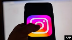 Kjo fotografi e shkrepur në Stamboll, më 2 gusht 2024, shfaq logon e rrjetit social Instagram në një telefon.