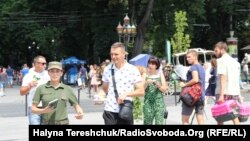 Бійці Нацгвардії роздають листівки з іменами полонених моряків у Львові, 7 липня 2019