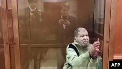 72 жаштагы Стивен Хаббард сот отурумунда. Москва шаардык сотунун басма сөз кызматы 2024-жылдын 7-октябрында тараткан видеодон алынган кадр.