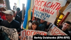 Supporters of ex-President Petro Poroshenko protest inside the State Bureau of Investigation, accusing it of cooperation with officials linked to ex-President Viktor Yanukovych on July 15..