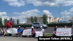 Активисты на акции перед зданием посольства США в Казахстане. Нур-Султан, 14 июня 2021 года.