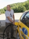 Тодішній прем'єр-міністр Росії Володимир Путін заправляє автомобіль «Лада Калина» російського виробництва, зупиняючись на заправці в Хабаровському краї, Росія, 27 серпня 2010 року