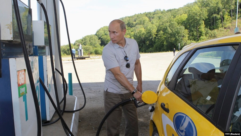 Тодішній прем'єр-міністр Росії Володимир Путін заправляє автомобіль «Лада Калина» російського виробництва, зупиняючись на заправці в Хабаровському краї, Росія, 27 серпня 2010 року